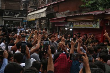 22 Eylül 2023, Srinagar Kashmir, Hindistan: Ayrılıkçı kıdemli lider Mirwaiz Umar Farooq 'u karşılamak için toplanan taraftarlar, dört yıl süren ev hapsi sonrasında Cuma vaazını vermek üzere Ulak' a geldiler (Jamia Mescidi))