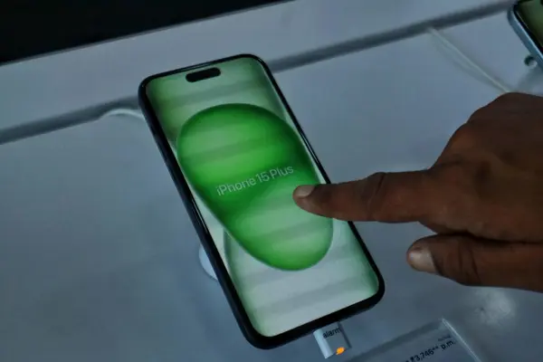 23 Eylül 2023, Srinagar Kashmir, Hindistan: Bir adam Srinagar 'daki bir elektronik mağazasında Apple' ın en son iPhone 15 serisinin satışa sunulduğunu kontrol ediyor