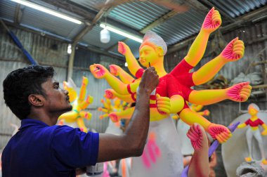 23 Eylül 2023 Sylhet-Bangladeş: Yaklaşmakta olan Durga Puja Festivali 2023 'e hazırlık amacıyla bir Hindu İlahı resmi üzerinde çalışan bir Idol Sanatçısı