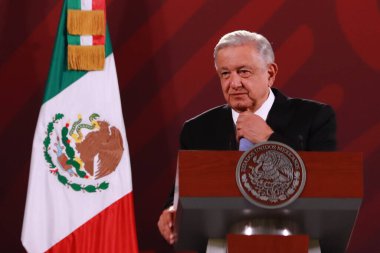 Meksika, Mexico City 'de 27 Eylül 2023: Meksika Başkanı Andres Manuel Obrador, Ulusal Saray' da gazetecilerin önünde sabah brifinginde konuşma yaptı.