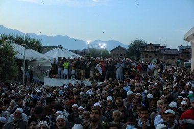 Srinagar Kashmir, Hindistan - 29 Eylül 2023: İnsanlar Srinagar 'daki Dargah Hazretbal türbesinde Mawlid-un-Nabi ya da Peygamber Muhammed' in doğum yıldönümü vesilesiyle kutsal emaneti sergilerken başrahip olarak dua ediyorlar.