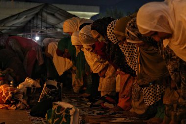 Srinagar Kashmir, Hindistan - 29 Eylül 2023: Kaşmir Müslüman kadınlar Srinagar 'daki Dargah Hazretbal türbesinde Mawlid-un-Nabi veya Hz. Muhammed' in doğum yıldönümünde namaz kılarlar