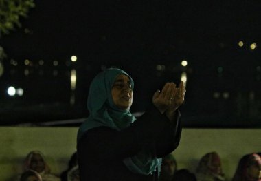 29 Eylül 2023, Srinagar Kashmir, Hindistan: Bir kadın Srinagar 'daki Dargah Hazretbal türbesinde Mawlid-un-Nabi veya Peygamber Muhammed' in doğum yıldönümü vesilesiyle namaz kılıyor 