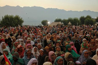 Srinagar Kashmir, Hindistan - 29 Eylül 2023: Kaşmir Müslüman kadınlar, başrahibin Mawlid-un-Nabi ya da Srinagar 'daki Hz. Muhammed' in doğum yıldönümü vesilesiyle kutsal emaneti sergilerken,