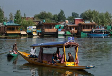 Srinagar Kashmir, Hindistan - 27 Eylül 2023: Turistler, Srinagar 'da düzenlenen Dünya Turizm Günü münasebetiyle Dal Gölü' nün sularında tekne turunun keyfini çıkarıyorlar. Turizm, tarım dışında Kaşmir ekonomisinin ana merkezlerinden biridir.