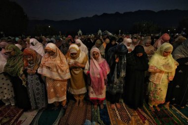 Srinagar Kashmir, Hindistan - 29 Eylül 2023: Kaşmir Müslüman kadınlar Srinagar 'daki Dargah Hazretbal türbesinde Mawlid-un-Nabi veya Hz. Muhammed' in doğum yıldönümünde namaz kılarlar