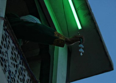 Srinagar Kashmir, Hindistan - 29 Eylül 2023: Bir rahip, Mawlid-un-Nabi veya Srinagar 'daki Hz. Muhammed' in doğum yıldönümü sırasında İslami Muhammed 'in sakalı olduğuna inanılan bir kalıntı sergiliyor.