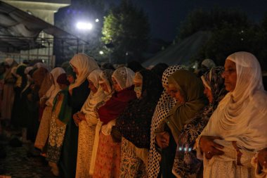 Srinagar Kashmir, Hindistan - 29 Eylül 2023: Kaşmir Müslüman kadınlar Srinagar 'daki Dargah Hazretbal türbesinde Mawlid-un-Nabi veya Hz. Muhammed' in doğum yıldönümünde namaz kılarlar