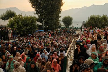 Srinagar Kashmir, Hindistan - 29 Eylül 2023: İnsanlar Srinagar 'daki Dargah Hazretbal türbesinde Mawlid-un-Nabi ya da Peygamber Muhammed' in doğum yıldönümü vesilesiyle kutsal emaneti sergilerken başrahip olarak dua ediyorlar.
