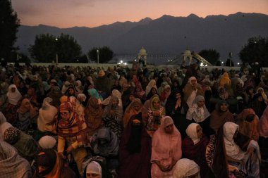 Srinagar Kashmir, Hindistan - 29 Eylül 2023: Keşmir Müslüman kadınlar, başrahibin kutsal emaneti Srinagar 'daki Dargah Hazretbal türbesinde Mawlid-un-Nabi ya da Hz. Muhammed' in doğum yıldönümü vesilesiyle sergilemesi için dua ediyorlar.