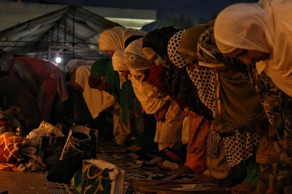 Srinagar Kashmir India September 2023 Kasjmir Moslimvrouwen Bidden Tijdens Mawlid — Stockfoto