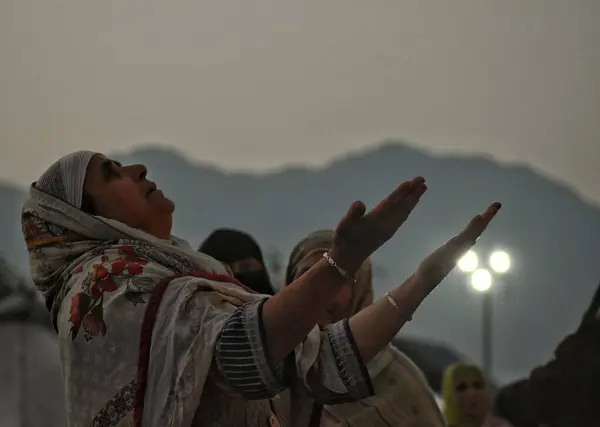 Srinagar Caxemira Índia Setembro 2023 Uma Mulher Muçulmana Caxemira Ora — Fotografia de Stock