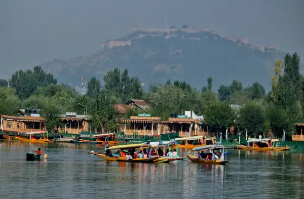 Srinagar Kashmir India September 2023 Tourists Enjoy Boat Ride Waters — Stock Photo, Image