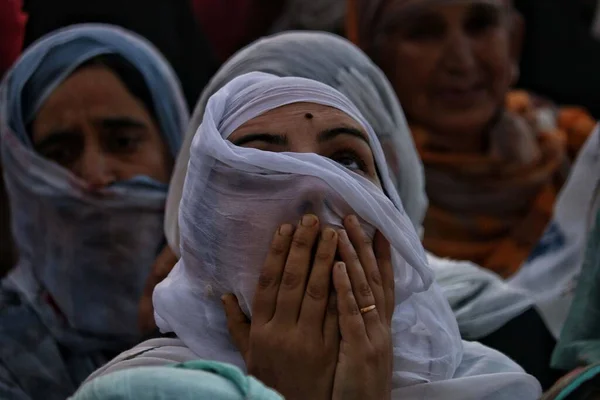 Srinagar Kashmir India Settembre Una Donna Musulmana Del Kashmir Reagisce — Foto Stock