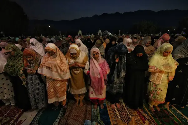 Srinagar Kashmir India September 2023 Kasjmir Moslimvrouwen Bidden Tijdens Mawlid — Stockfoto