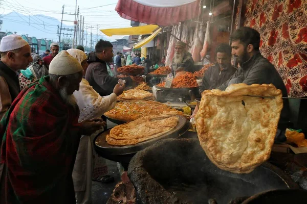 Srinagar Kashmir India Settembre Gente Compra Snack Locali Venditore Fuori — Foto Stock