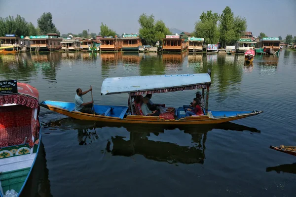 インドのシュリンガル カシミール 2023年9月27日 観光客は シュリンガルの世界観光デーでダル湖の水上でのボート乗りを楽しんでいます 観光は農業以外のカシミール経済のメインストーリーの一つです — ストック写真