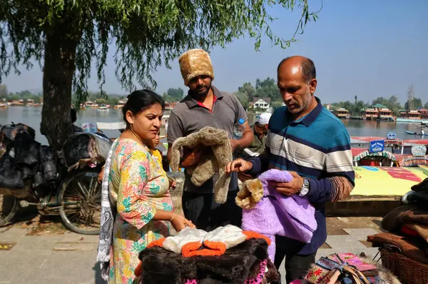Srinagar Kaschmir Indien September 2023 Ein Straßenhändler Verkauft Pullover Touristen — Stockfoto