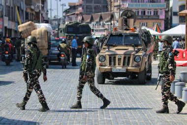 Srinagar Kashmir, Hindistan - Ekim 03.2023: Hintli kadın milis askerler Srinagar 'daki bisiklet yarışı sırasında bir sokak yolunda devriye geziyorlar. Kros bisikleti gezisinde 150 kadın CRPF memuru da yer alıyor. 