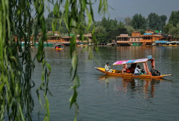 印度斯利那加克什米尔 2023年9月27日 游客们在斯利那加的世界旅游日乘坐小船游览达尔湖 除农业外 旅游业是克什米尔经济的支柱之一 — 图库照片