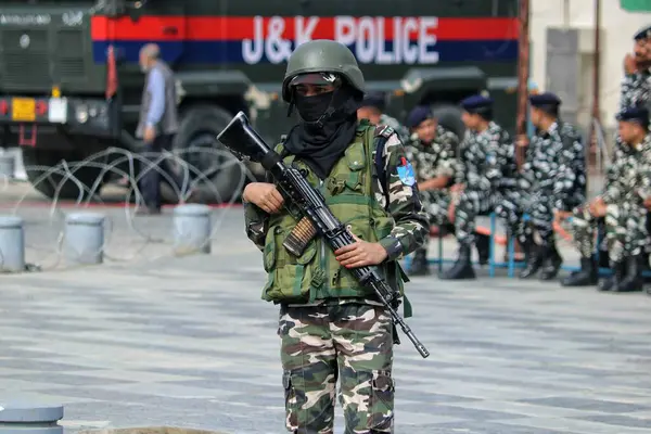 October 2023 Srinagar Kashmir India Indian Women Paramilitary Soldier Stands — Stock Photo, Image