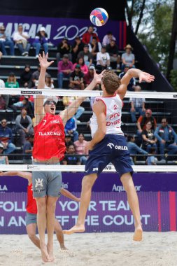 7 Ekim 2023. Tlaxcala, Meksika: Polonyalı Jakub Zdybek Polonya ile Dünya Plaj Voleybol Şampiyonası arasındaki erkekler voleybol karşılaşmasında ABD 'li Tri Bourne' a karşı eylem halinde