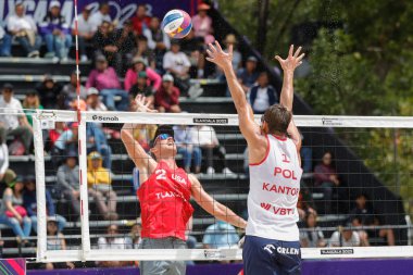 7 Ekim 2023. Tlaxcala, Meksika: Polonyalı Chaim Schalk, Polonya ile Dünya Plaj Voleybol Kupası arasındaki Erkekler Voleybol Maçı sırasında ABD 'li Tri Bourne' a karşı mücadele ediyor