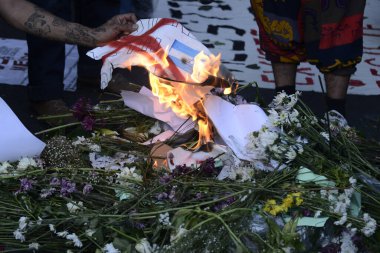 12 Ekim 2023, Mexico City: İsrail 'in Meksika Büyükelçiliği önünde İsrail ordusunun Filistin halkına karşı düzenlediği saldırıları protesto etmek için bir kişi İsrail' in tanıtımını yaktı