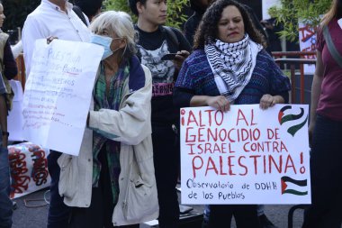 12 Ekim 2023, Mexico City: İsrail 'in Meksika Büyükelçiliği önünde İsrail ordusunun Filistin halkına karşı düzenlediği saldırıları protesto etmek ve Gazze' ye karşı savaşın durdurulmasını talep etmek için bir pankart tutan bir kişi var.