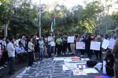 12 Ekim 2023, Mexico City, Meksika: Filistinli destekçiler İsrail 'in Meksika Büyükelçiliği önünde Filistin halkına karşı yapılan saldırıları protesto etmek ve Gazze' ye karşı savaşın durdurulmasını talep etmek için bir mitinge katıldılar.