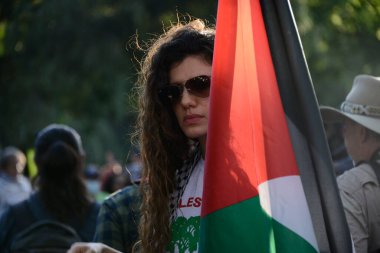 12 Ekim 2023, Mexico City, Meksika: Filistinli destekçiler İsrail 'in Meksika Büyükelçiliği önünde Filistin halkına karşı yapılan saldırıları protesto etmek ve Gazze' ye karşı savaşın durdurulmasını talep etmek için bir mitinge katıldılar.