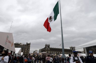 15 Ekim 2023, Mexico City, Mexico: Meksika Zocalo Uluslararası Zocalo Kitap Fuarı ziyaretçileri