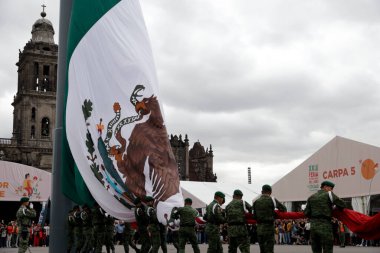 15 Ekim 2023, Mexico City, Meksika: Meksika Ordusu üyeleri Meksika 'da Meksika' nın anıtsal bayrağını Zocalo 'da 13. Zocalo Uluslararası Kitap Fuarı sırasında indirdi.