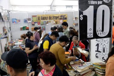 15 Ekim 2023, Mexico City, Mexico: Meksika Zocalo Uluslararası Zocalo Kitap Fuarı ziyaretçileri