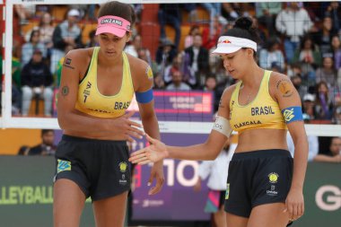 15 Ekim 2023, Tlaxcala, Meksika: Eduarda 'Duda' Lisboa (R) ve Brezilyalı Ana Patrcia Ramos, ABD ile Brezilya arasındaki Plaj Voleybol Dünya Kadınlar Şampiyonası Finali 'ni kutluyorlar.