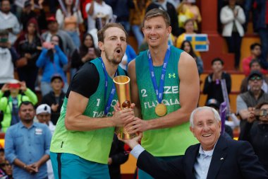 15 Ekim 2023, Tlaxcala, Meksika: Altın madalya sahibi Ondrej Perusiç ve Çekosalı David Schweiner, Erkekler Plaj Voleybol Dünya Şampiyonası Finali 'nde kazananlar ödüllerini kaldırdılar