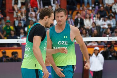15 Ekim 2023, Tlaxcala, Meksika: David Schweiner (R) ve Çek Ondrej Perusiç, Çek Cumhuriyeti ile İsveç arasındaki Plaj Voleybol Dünya Erkekler Şampiyonası Finali sırasında İsveç takımıyla yarışıyor.
