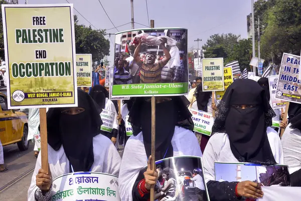 stock image October 14, 2023, Kolkata, India: Activists of of Jamait-E-Ulma Hind block the main streets to take part during a demonstration to protest against Israel attack on Gaza