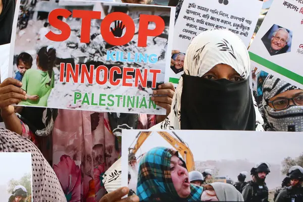 2023年10月13日 インドのコルカタシティ インドのムスリム女性は イスラエルに対する抗議の間に様々なメッセージを掲げ ガザでの戦争を止めるよう要求する — ストック写真