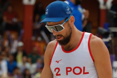 15 Ekim 2023, Tlaxcala, Meksika: Polonyalı Bartosz Losiak ABD ile POland arasında oynanan Plaj Voleybol Dünya Erkekler Bronz Madalya Maçı 'nda ABD takımıyla mücadele ediyor