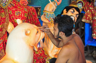16 Ekim 2023 Sylhet, Bangladeş: SaGOR Paul, Bangladeş 'in Sylhet kentinde yapılacak Durga Puja Festivali için hazırlanan Hindu İlahı heykelini boyuyor.