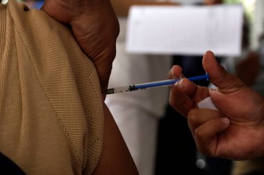 16 Ekim 2023, Mexico City, Meksika vatandaşları, Mexico City 'deki Devrim Anıtı' ndaki aşılama modülünde grip ve Covid 'e karşı yürütülen ulusal aşı kampanyasının başında aşılandılar.