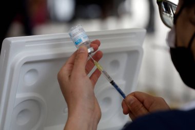 16 Ekim 2023, Mexico City, Meksika: Meksika Sosyal Güvenlik Enstitüsü ve Silahlı Kuvvetler 'den sağlık personeli ulusal aşı kampanyasının başında grip ve Covid' e karşı aşıları hazırladı.