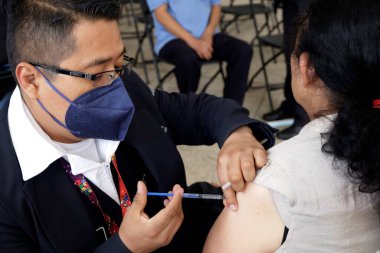 16 Ekim 2023, Mexico City, Meksika vatandaşları, Mexico City 'deki Devrim Anıtı' ndaki aşılama modülünde grip ve Covid 'e karşı yürütülen ulusal aşı kampanyasının başında aşılandılar.