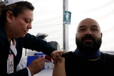 16 Ekim 2023, Mexico City, Meksika vatandaşları, Mexico City 'deki Devrim Anıtı' ndaki aşılama modülünde grip ve Covid 'e karşı yürütülen ulusal aşı kampanyasının başında aşılandılar.