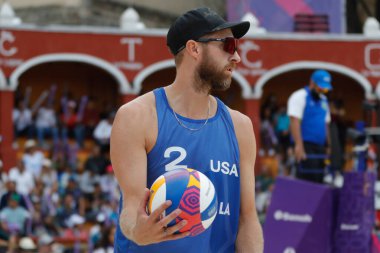 15 Ekim 2023, Tlaxcala, Meksika: ABD 'li Theo Brunner, ABD ve POland arasında oynanan Plaj Voleybol Dünya Şampiyonası Erkekler Bronz Madalya Maçı' nda Polonya ile mücadele etmektedir.