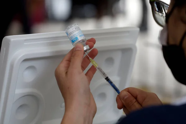 16 Ekim 2023, Mexico City, Meksika: Meksika Sosyal Güvenlik Enstitüsü ve Silahlı Kuvvetler 'den sağlık personeli ulusal aşı kampanyasının başında grip ve Covid' e karşı aşıları hazırladı.