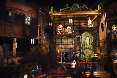 19 Ekim 2023, Kolkata Şehri, Hindistan: Dindarlar Durga Puja Festivali 'nin bir parçası olarak Hindu tanrıçasının süslü bir tapınağını ziyaret ederler.