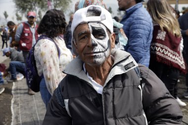 19 Ekim 2023 'te Mexico City, Meksika' da San Gregorio Atlapulco 'daki Xochimilco belediye başkanlığı ofisinde Cempasuchil çiçeğinin tarlalarında ölüm gibi bir adam vardı.