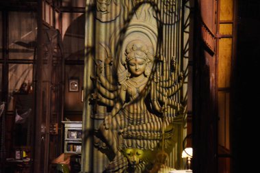 19 Ekim 2023, Kolkata Şehri, Hindistan: Dindarlar Durga Puja Festivali 'nin bir parçası olarak Hindu tanrıçasının süslü bir tapınağını ziyaret ederler.